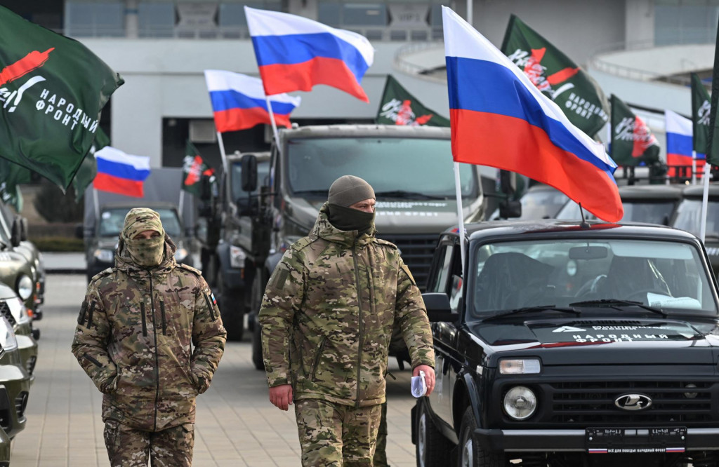 Príslušníci vojenskej ruskej služby kráčajú medzi novými vozidlami, ktoré odovzdalo ruské hnutie ”Ľudový front” armáde. FOTO: REUTERS