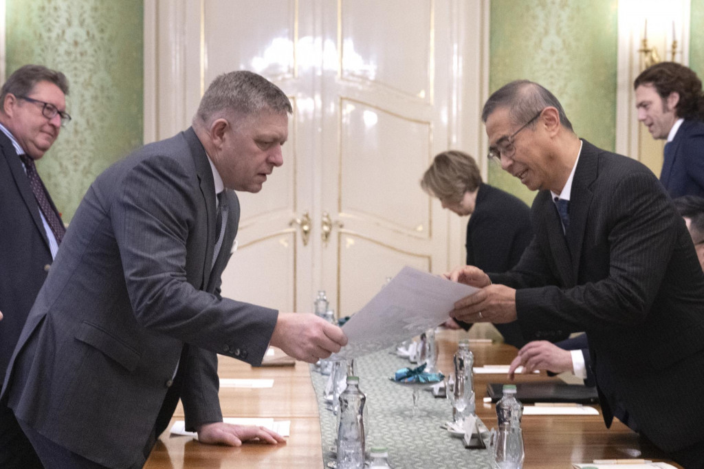 Na snímke vľavo predseda vlády SR Robert Fico (Smer-SD) a vpravo predseda predstavenstva Gotion Inobat Batteries, prezident Gotion EMEA Steven Cai počas prijatia predstaviteľov spoločnosti Gotion InoBat Batterie na Úrade vlády SR v stredu 26. februára 2025 v Bratislave. FOTO TASR