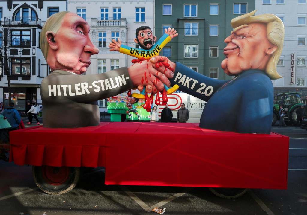 Na snímke karnevalová plavba umelca Jacqua Tillyho, zobrazujúca ruského prezidenta Vladimira Putina, ukrajinského prezidenta Volodymyra Zelenského a prezidenta USA Donalda Trumpa v nemeckom Düsseldorfe.

FOTO: REUTERS