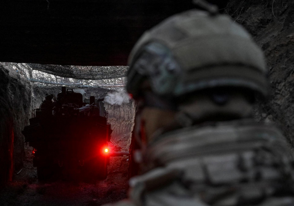 Ukrajinskí vojaci pripravujú na streľbu zo samohybnej húfnice v Záporožskej oblasti. FOTO: Reuters