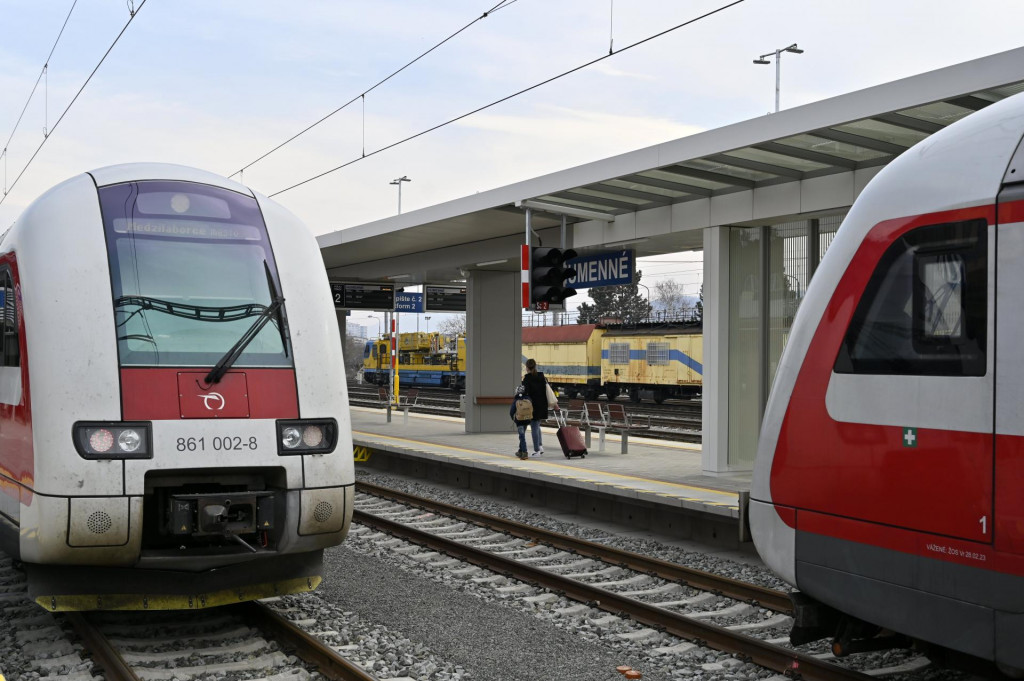 Trať umožňuje vyššiu rýchlosť vlakov, a to do sto kilometrov za hodinu.FOTO: TASR/Roman Hanc