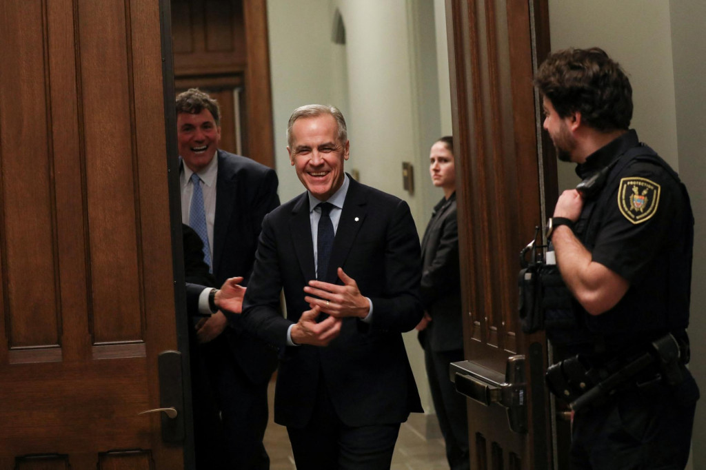 kanadský premiér Mark Carney kráča v blízkosti ministra financií a medzivládnych záležitostí Dominica LeBlanca v deň, keď Carney navštívi úrad predsedu vlády po tom, čo bol predchádzajúci deň zvolený za lídra liberálov, na Parliament Hill v Ottawe, Ontario, Kanada 10. marca 2025. FOTO: REUTERS