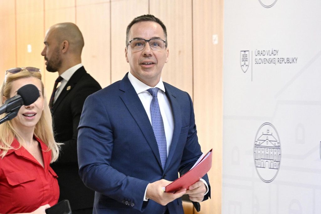 Na snímke vpravo minister práce, sociálnych vecí a rodiny Erik Tomáš (Hlas). FOTO: TASR/Pavel Neubauer