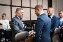 Na snímke si premiér Robert Fico podáva ruku s ministrom zdravotníctva Kamilom Šaškom na Úrade vlády. FOTO: Úrad vlády