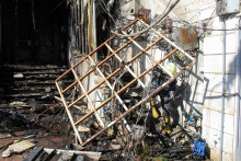 Poškodené miesto po izraelskom leteckom útoku v sýrskom hlavnom meste Damask. FOTO: Reuters