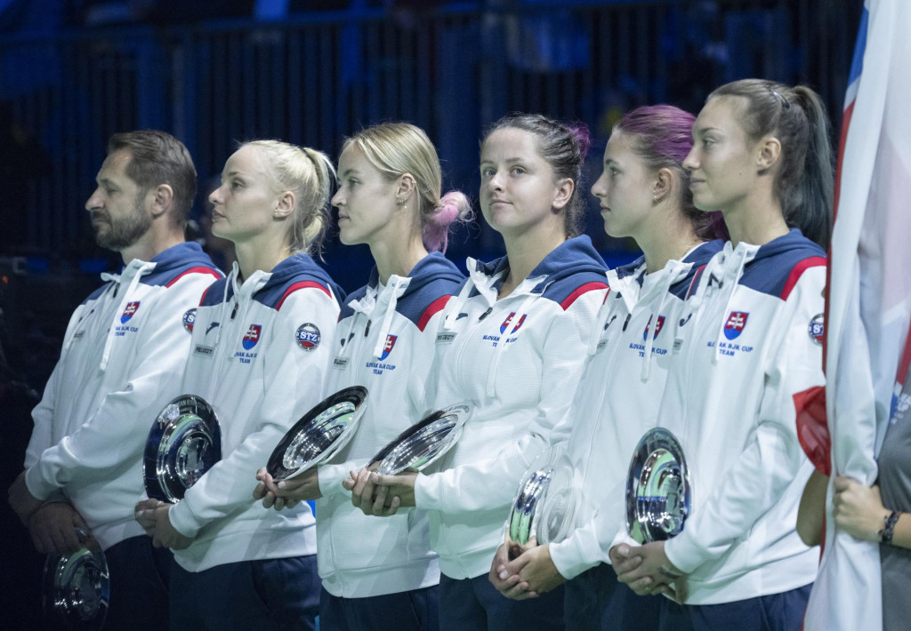Slovenské tenistky, sprava Tereza Mihalíková, Renáta Jamrichová, Viktória Hrunčáková, Anna Karolína Schmiedlová, Rebecca Šramková a kapitán Matej Lipták po finále Pohára Billie Jean Kingovej 2024. FOTO: TASR/M. Baumann
