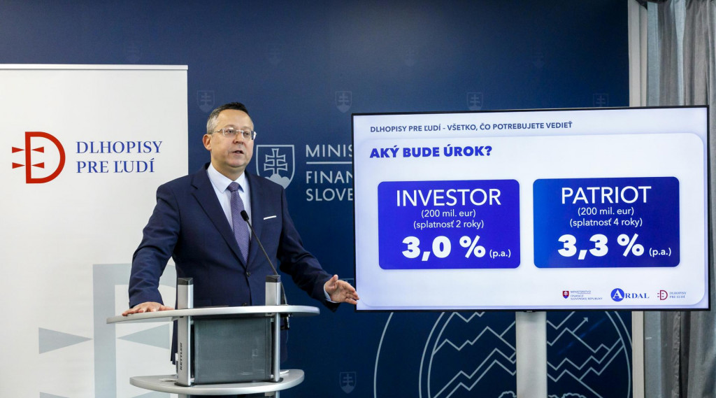 Na snímke minister financií Ladislav Kamenický počas tlačovej konferencie na tému dlhopisy pre ľudí sú pripravené. FOTO:TASR/D. Veselský