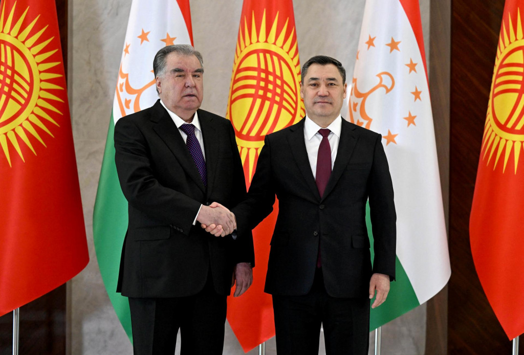 Prezidenti Kirgizska a Tadžikistanu Sadyr Žaparov a Imomali Rachmon podpísali dohodu o hraniciach. FOTO: Reuters