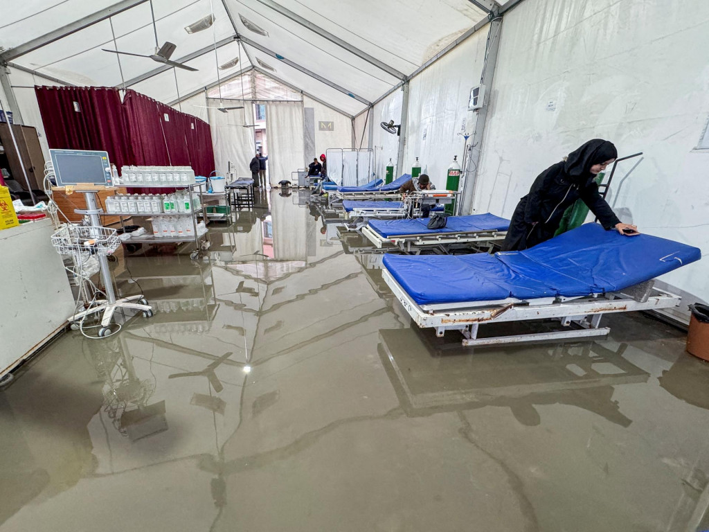 Poľná nemocnica je zaplavená po silných dažďoch v Chán Júnis v južnom Pásme Gazy. FOTO: Reuters
