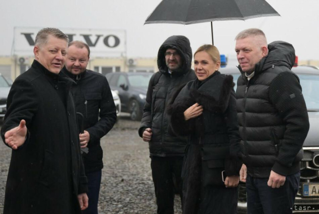 Premiér Robert Fico s ministerkou hospodárstva Denisou Sakovou pri návšteve staveniska piatej automobilky. FOTO: TASR/F. Iván