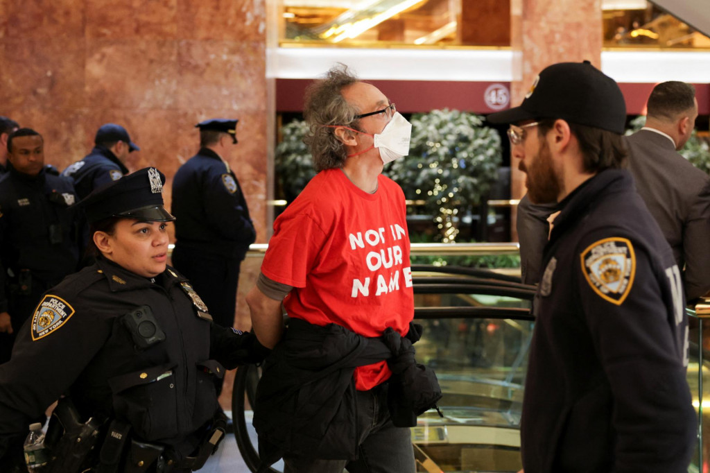 Policajti zadržali demonštranta v Trump Tower. FOTO: Reuters