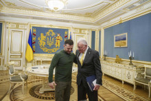 Ukrajinský prezident Volodymyr Zelenskyj (vľavo) víta osobitného vyslanca prezidenta USA Donalda Trumpa pre Ukrajinu a Rusko Keitha Kellogga. FOTO: TASR/AP