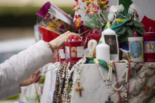 Ľudia sa modlia pred Gemelliho nemocnicou v Ríme, kde je hospitalizovaný pápež František. FOTO TASR/AP