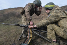 Ukrajinskí vojaci sa pripravujú na útok s guľometom neďaleko frontového mesta Vovčansk v Charkovskej oblasti. FOTO: Reuters