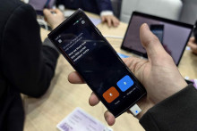 S rastúcimi schopnosťami AI sa blíži možno aj doba, kedy sa ľudstvo dočká skutočnej technologickej Babylonskej rybky. Univerzálny prekladač, ktorý by umožnil okamžite porozumieť akémukoľvek jazyku, zatiaľ nemáme, ale čínska spoločnosť iFlytek na veľtrhu MWC ukazovala svoje portfólio, ktoré nás k takému riešeniu približuje.