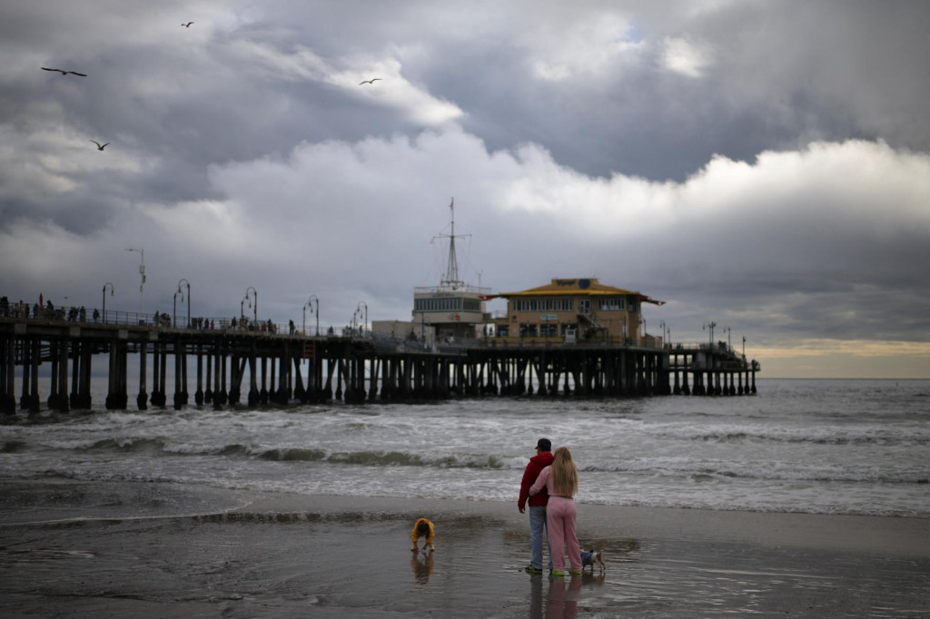 Storm clouds gather over the ocean off the Santa Monica Pier in Santa Monica, California, U.S., March 12, 2025. REUTERS/Daniel Cole FOTO: Daniel Cole