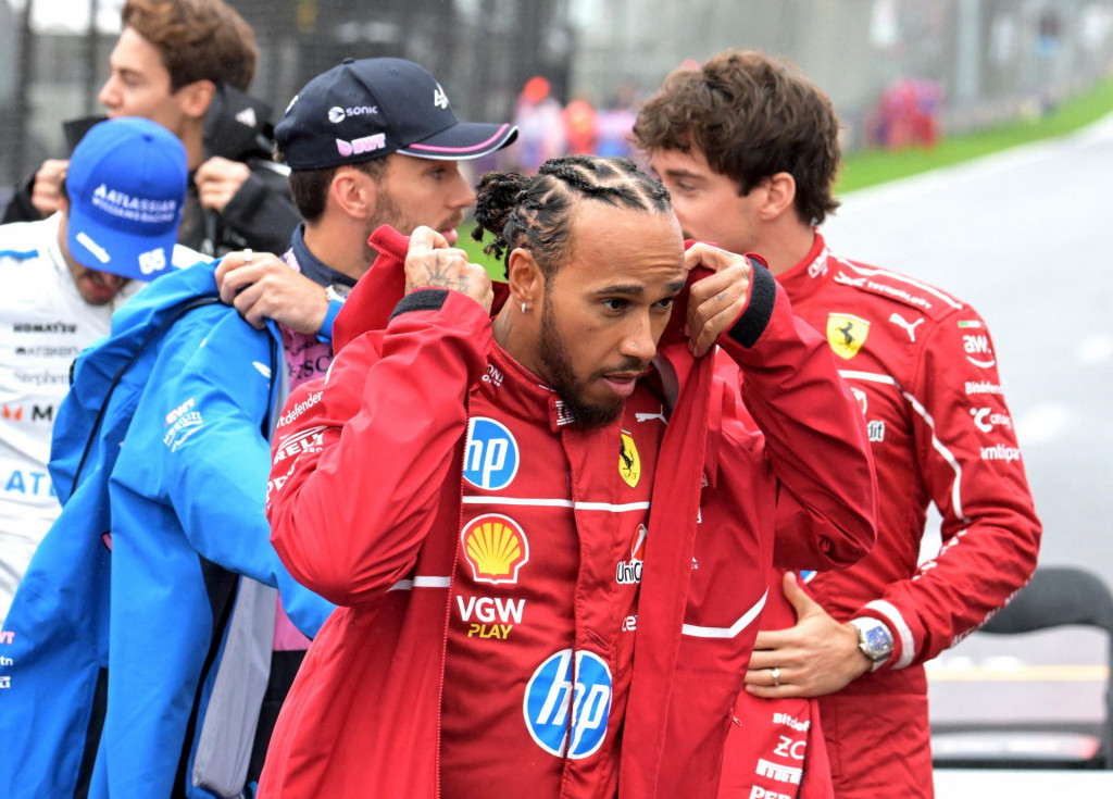 Pri svojej premiére vo farbách Ferrari obsadil Lewis Hamilton síce bodovanú, no celkovo až desiatu priečku. FOTO: Reuters