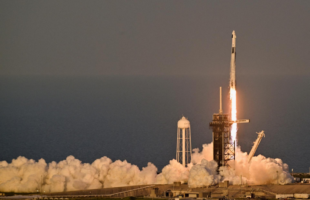 NASA a SpaceX úspešne vypustili raketu, ktorá dopraví štvorčlennú posádku na Medzinárodnú vesmírnu stanicu. FOTO: Reuters