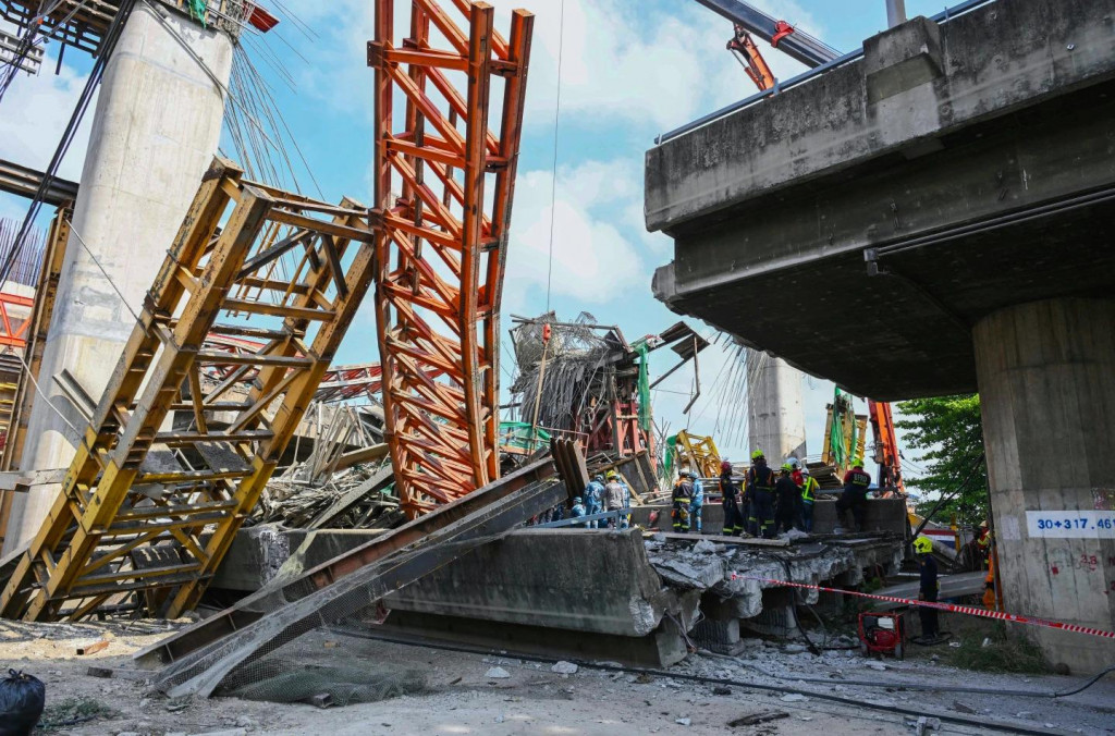 Najmenej štyri obete si vyžiadalo zrútenie žeriava na stavenisku v thajskom hlavnom meste Bagkok. FOTO: TASR/AP