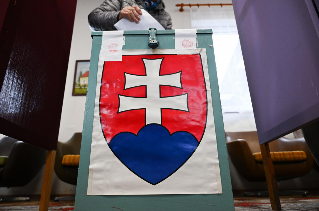 Volič a volebná urna počas doplňujúcich komunálnych volieb na starostu a poslanca v obci Prietržka. FOTO: TASR/Martin Medňanský