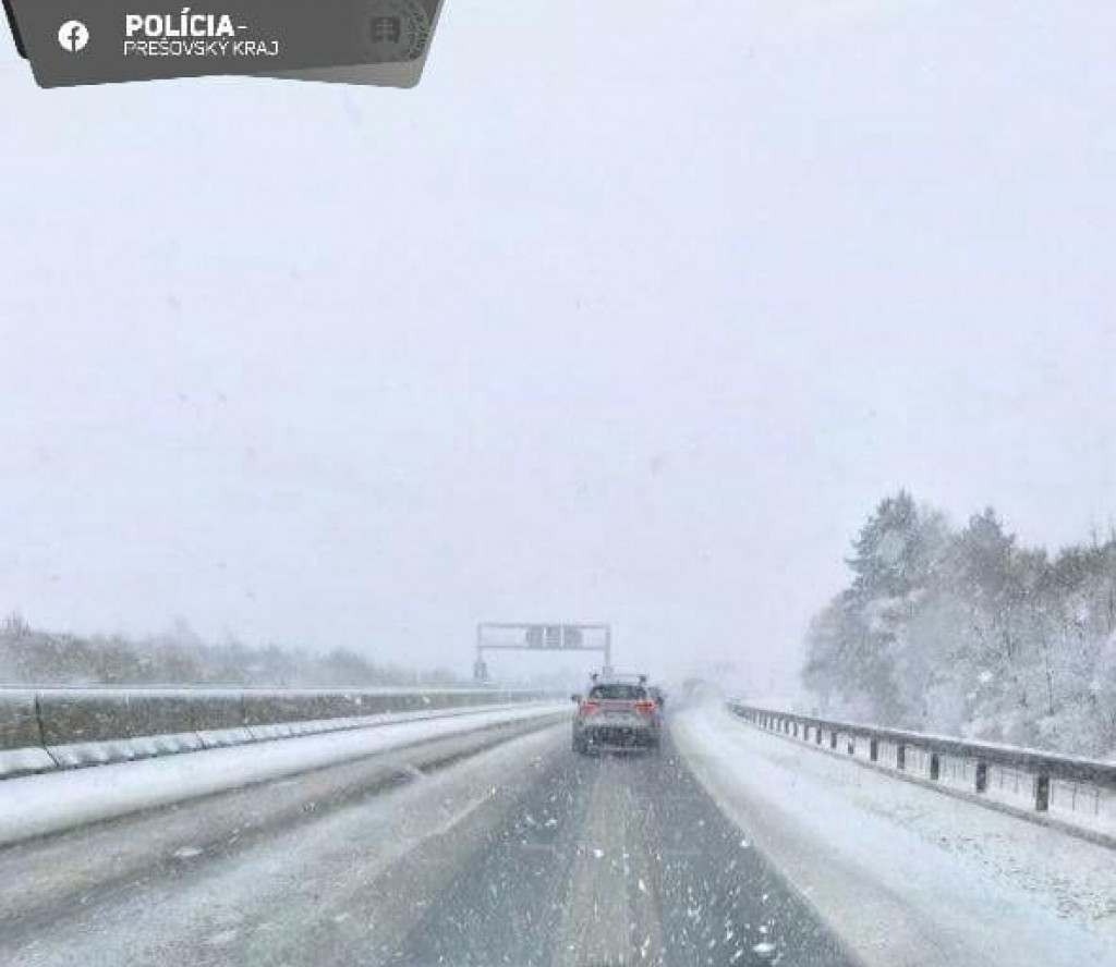 Polícia upozorňuje, že vo viacerých okresoch Prešovského kraja aktuálne sneží. FOTO: FB/Polícia SR - Prešovský kraj