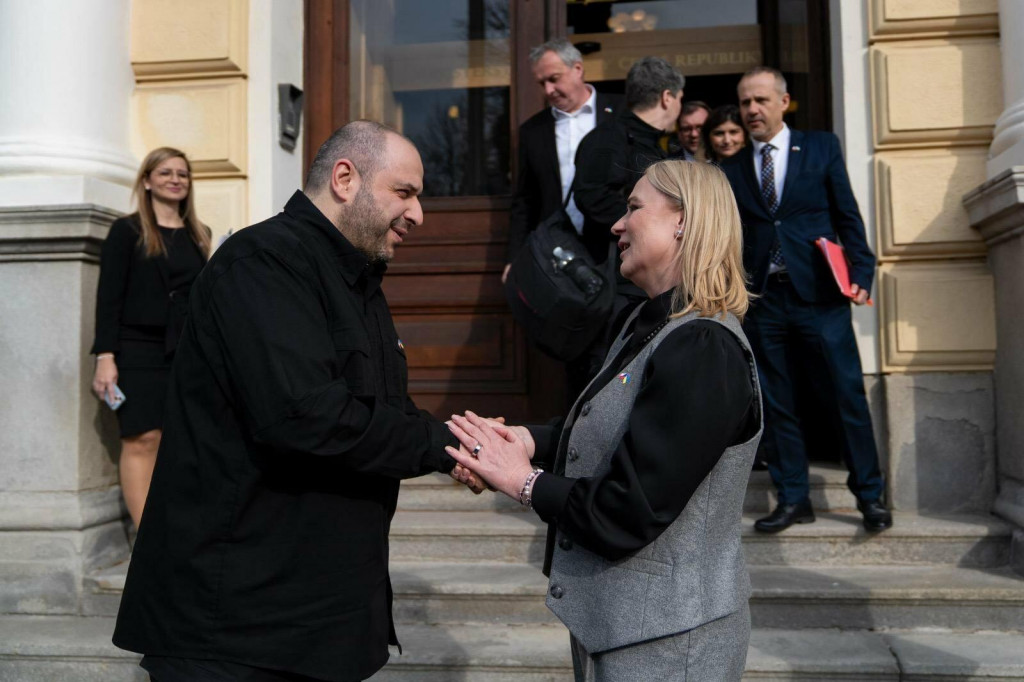Ukrajinský minister obrany Rustem Umerov pricestoval do Prahy na rokovania s českou rezortnou kolegyňou Petrou Černochovou. FOTO: X/Jana Černochová