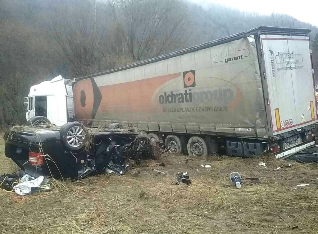 Čelná zrážka kamiónu s osobným motorovým vozidlom na ceste I/18 pod Strečnom si vyžiadala jeden ľudský život a jedno zranenie. FOTO: TASR/ZZS