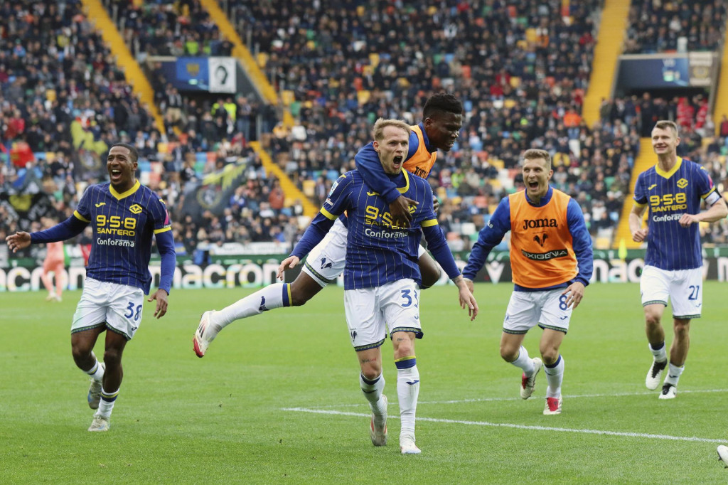 Slovenský hráč Verony Ondrej Duda (uprostred) oslavuje so spoluhráčmi po tom, ako skóroval. FOTO: TASR/AP