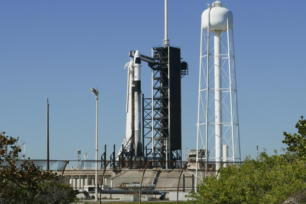 Raketa SpaceX Falcon 9 s kozmickou loďou Crew Dragon. FOTO:  TASR/AP
