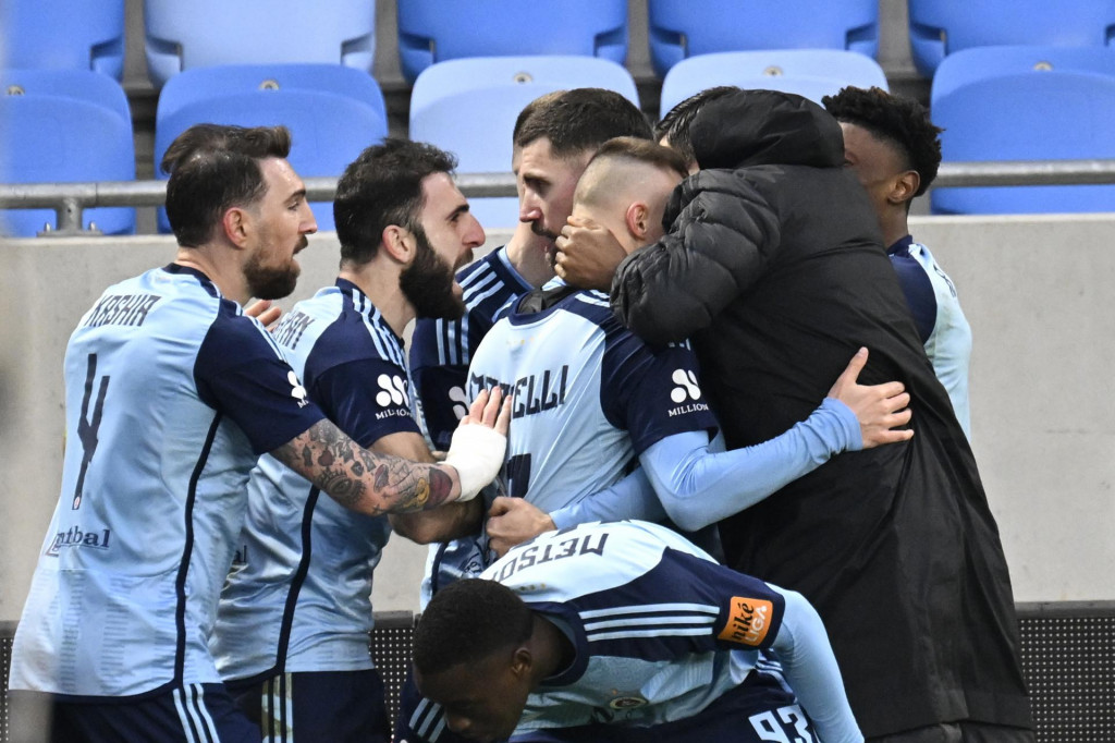 Radosť hráčov Slovana po strelení gólu počas stretnutia 2. kola nadstavbovej časti Niké ligy skupiny o titul ŠK Slovan Bratislava - FC Spartak Trnava. FOTO: TASR/Pavel Neubauer