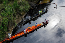 Ekvádorské úrady vyhlásili stav environmentálnej núdze v dôsledku úniku ropy, ktorá kontaminovala rieku Esmeraldas. FOTO: Reuters