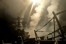 Washington avizoval, že bude pokračovať v úderoch na Jemen, kým povstalci neprestanú útočiť na lode v Červenom mori. FOTO: Reuters