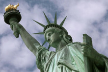 Socha Slobody bola odhalená v newyorskom prístave pri príležitosti stého výročia vyhlásenia americkej nezávislosti ako dar francúzskeho ľudu Amerike. FOTO: TASR/AP