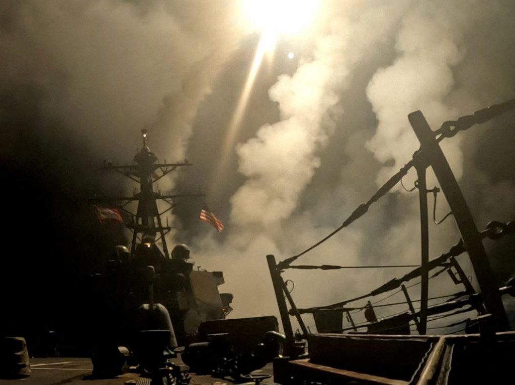 Washington avizoval, že bude pokračovať v úderoch na Jemen, kým povstalci neprestanú útočiť na lode v Červenom mori. FOTO: Reuters
