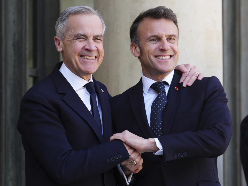 Francúzsky prezident Emmanuel Macron a nový kanadský premiér Mark Carney. FOTO: TASR/AP