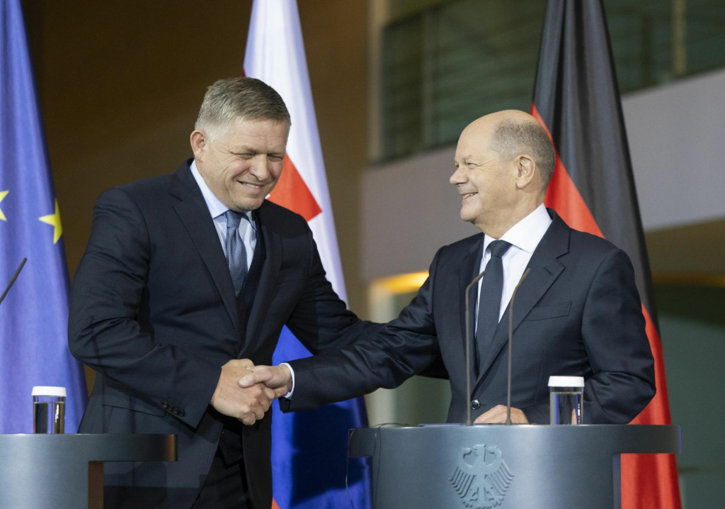 Robert Fico sa pred rokom stretol s nemeckým kancelárom Olafom Scholzom. FOTO: TASR/Martin Baumann