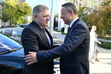 Premiér Robert Fico a minister Ladislav Kamenický chcú tento rok na novej dani vybrať pol miliardy eur. FOTO: TASR/M. Baumann