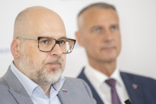 Štátny tajomník rezortu investícií Michal Kaliňák a minister Richard Raši. FOTO: TASR/M. Baumann