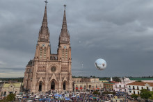 Pohľad z dronu ukazuje balón s podobizňou pápeža Františka a baziliky Lujan počas omše za uzdravenie pápeža Františka v Buenos Aires v Argentíne. FOTO: Reuters