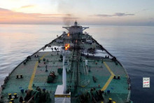 Plamene a dym stúpajú z ropného tankera Sounion plaviaceho sa pod gréckou vlajkou na Červenom mori, ktorý zasiahli Húsíovci. FOTO: Reuters