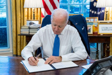 Bývalý americký prezident Joe Biden podpisuje zákony. FOTO: Reuters