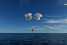 Kapsula Crew Dragon s astronautmi zostupuje na padáku po ich návrate na Zem z Medzinárodnej vesmírnej stanice pri pobreží Floridy v USA. FOTO: REUTERS
