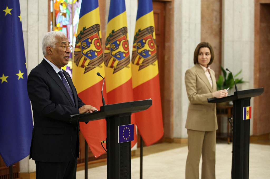 Predseda Európskej rady António Costa a moldavská prezidentka Maia Sanduová. FOTO: Reuters