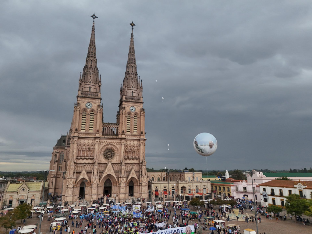 Pohľad z dronu ukazuje balón s podobizňou pápeža Františka a baziliky Lujan počas omše za uzdravenie pápeža Františka v Buenos Aires v Argentíne. FOTO: Reuters