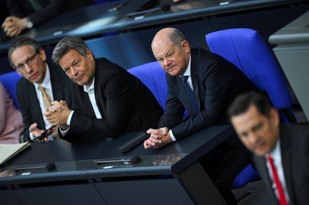 Nemecký minister hospodárstva a klímy Robert Habeck a nemecký kancelár Olaf Scholz sa zúčastňujú na mimoriadnom zasadnutí odchádzajúcej dolnej komory parlamentu. FOTO: Reuters