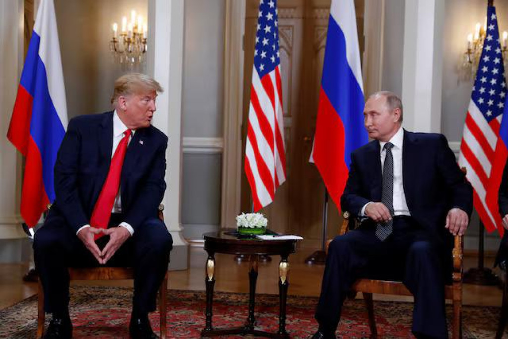 Na archívnej snímke zo 16. júla 2018 sa americký prezident Donald Trump stretol s ruským prezidentom Vladimirom Putinom vo fínskych Helsinkách. FOTO: Reuters