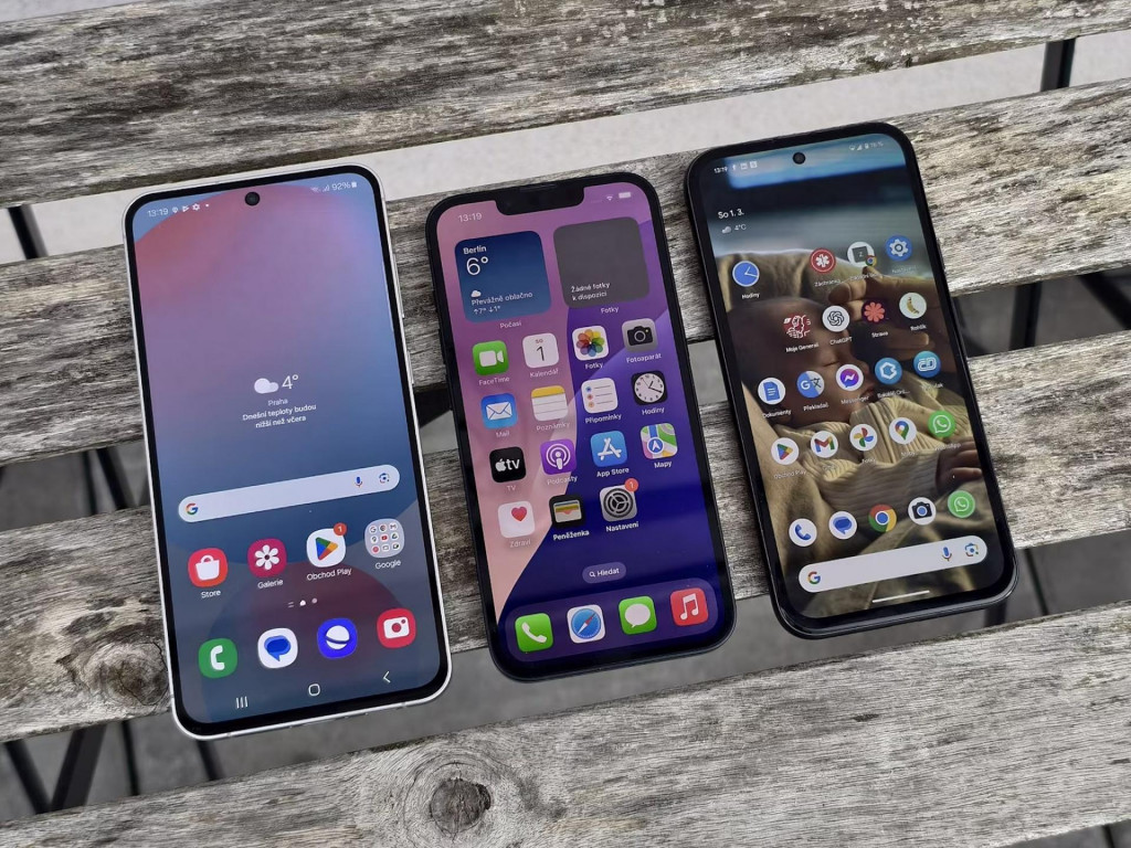 Nov&yacute; iPhone 16e nie je v&ocirc;bec lacn&yacute; smartf&oacute;n, ale vie toho veľa pon&uacute;knuť. Podobn&yacute; recept volia s&uacute;peri od Samsungu aj Googlu. Každ&yacute; na to ide trochu inak, priami konkurenti iPhonu s&uacute; tiež v malej nev&yacute;hode, pretože boli uveden&iacute; v minulom roku. Aj tak ale m&ocirc;žu novinke od Applu podk&uacute;riť.