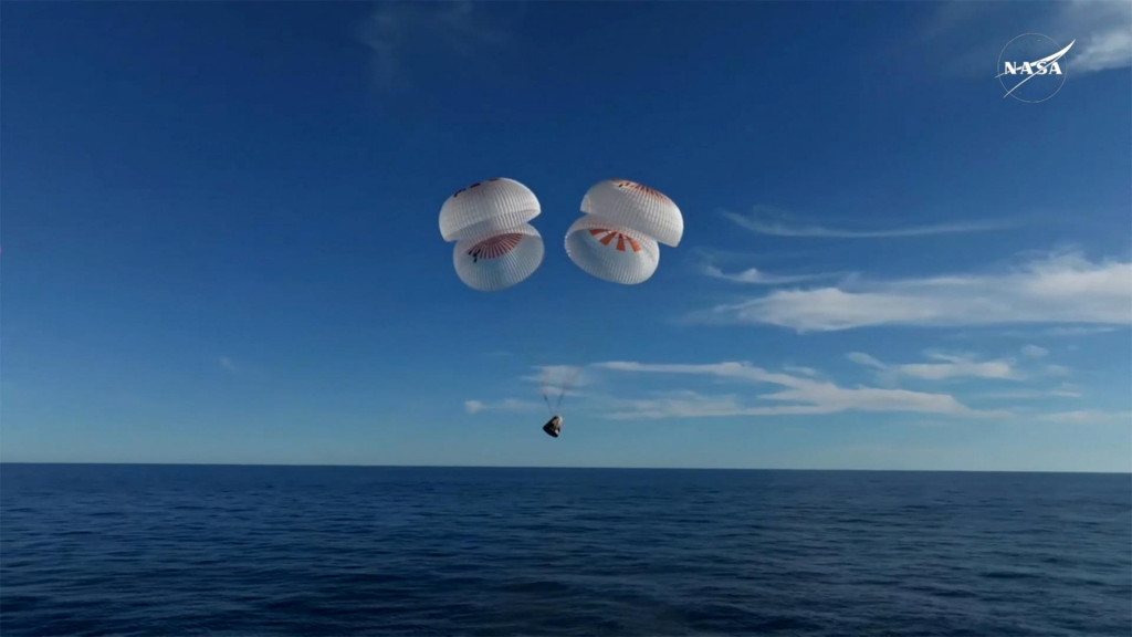 Kapsula Crew Dragon s astronautmi zostupuje na padáku po ich návrate na Zem z Medzinárodnej vesmírnej stanice pri pobreží Floridy v USA. FOTO: REUTERS