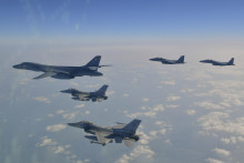 Na snímke bombardér B-1B amerického letectva (hore uprostred), americké stíhačky F-16 a stíhačky F-15K juhokórejského letectva (vpravo dole) prelietavajú nad Kórejským polostrovom v Južnej Kórei počas spoločného leteckého cvičenia s cieľom odstrašiť KĽDR. FOTO: TASR/AP
