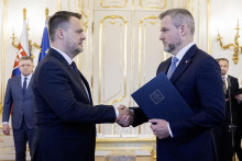 Prezident Peter Pellegrini (vpravo) prijal demisiu ministra investícií, regionálneho rozvoja a informatizácie Richarda Rašiho (Hlas-SD) a vymenoval nového ministra Samuela Migaľa (nom. Smer-SD).  FOTO: TASR/Martin Baumann